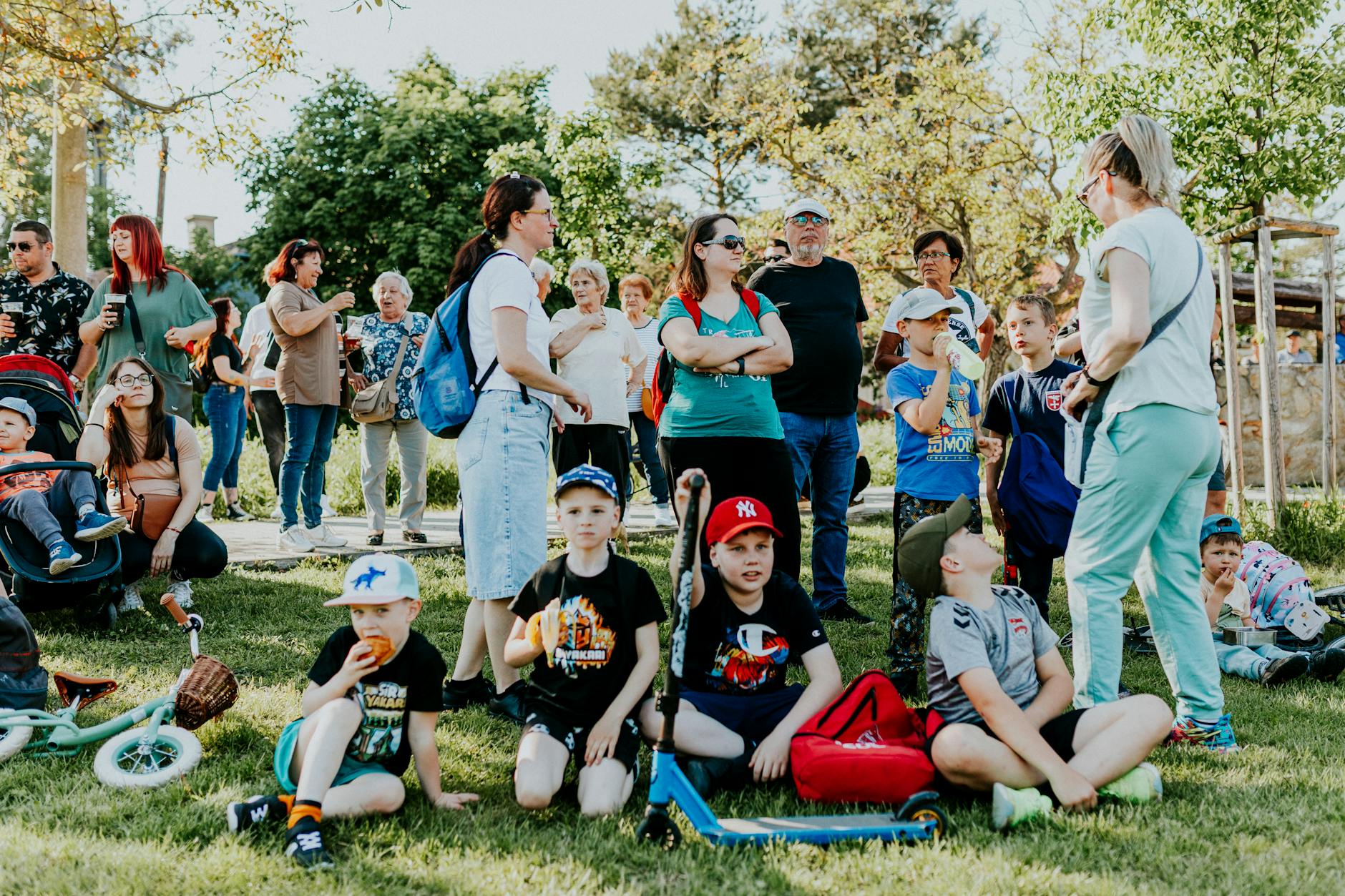 Ilustracja symbolizująca Dzień Ziemi z elementami przyrody i miasta Ozorków